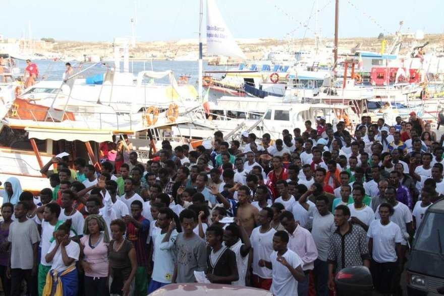 Immigrazione:corteo migranti a Lampedusa, scortati da agenti