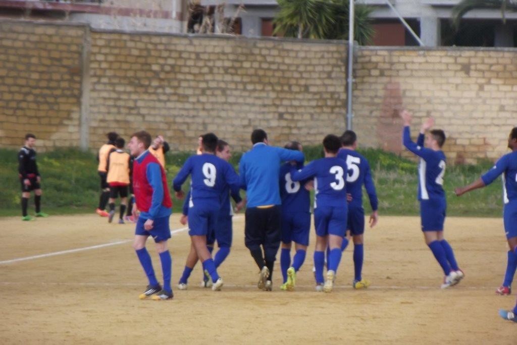 PRIVITERA ABBRACCIATO DAI COMPAGNI DOPO IL GOAL