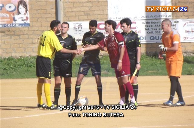 ARAGONA CALCIO - I CAPITANI AL CENTRO DEL CAMPO CON L'ARBITRO