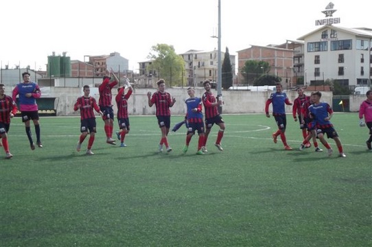 I GIOCATORI DELLA CASERTANA FESTEGGIANO IL SUCCESSO