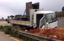 Camion fuori strada sulla Ss640, un morto